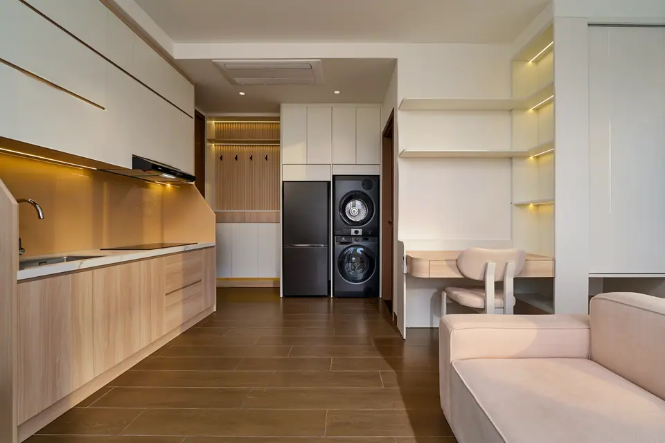 Oak kitchen with an induction hob, a full-size fridge and a washer-dryer